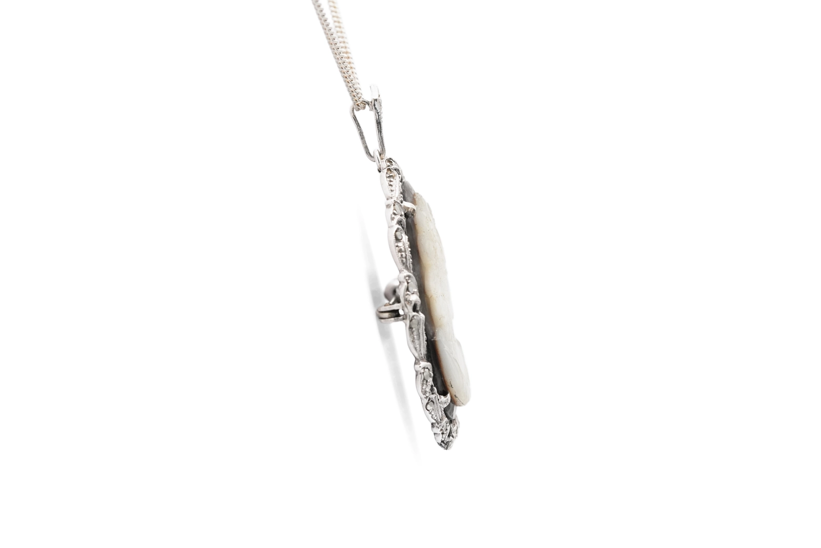 Pendentif / Broche Années 50 en argent serti de nacre et de marcassites