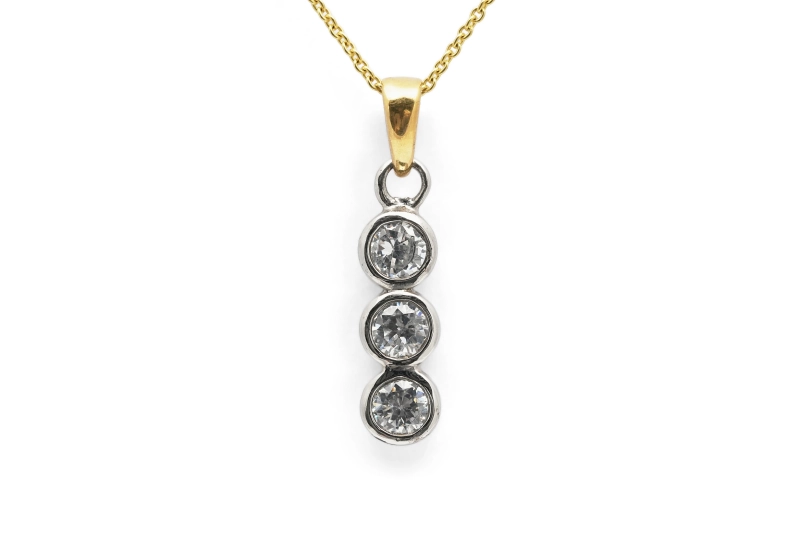 Pendentif contemporain en argent serti de zirconiums