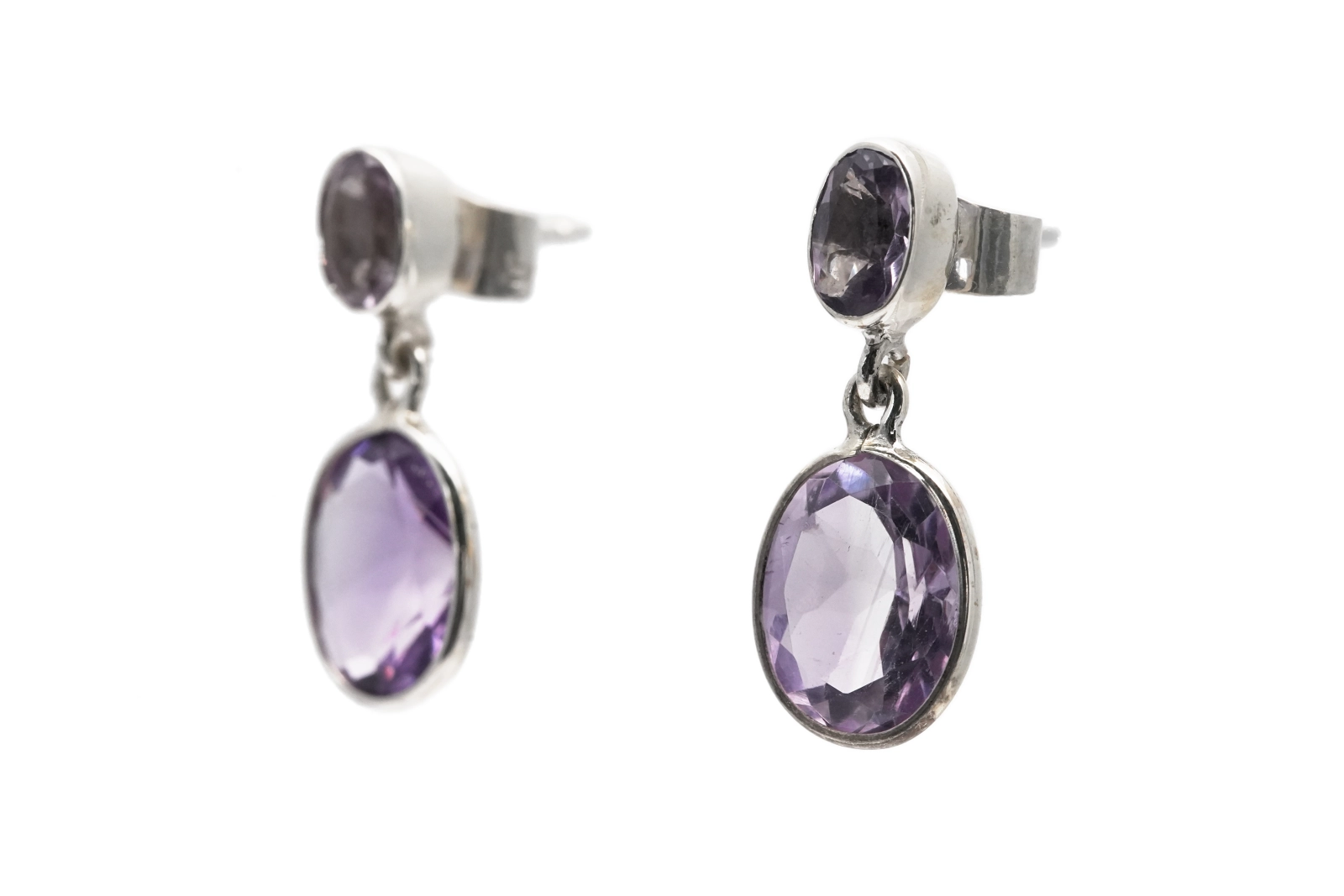 Boucles d'oreilles contemporaines en argent serties d'améthystes