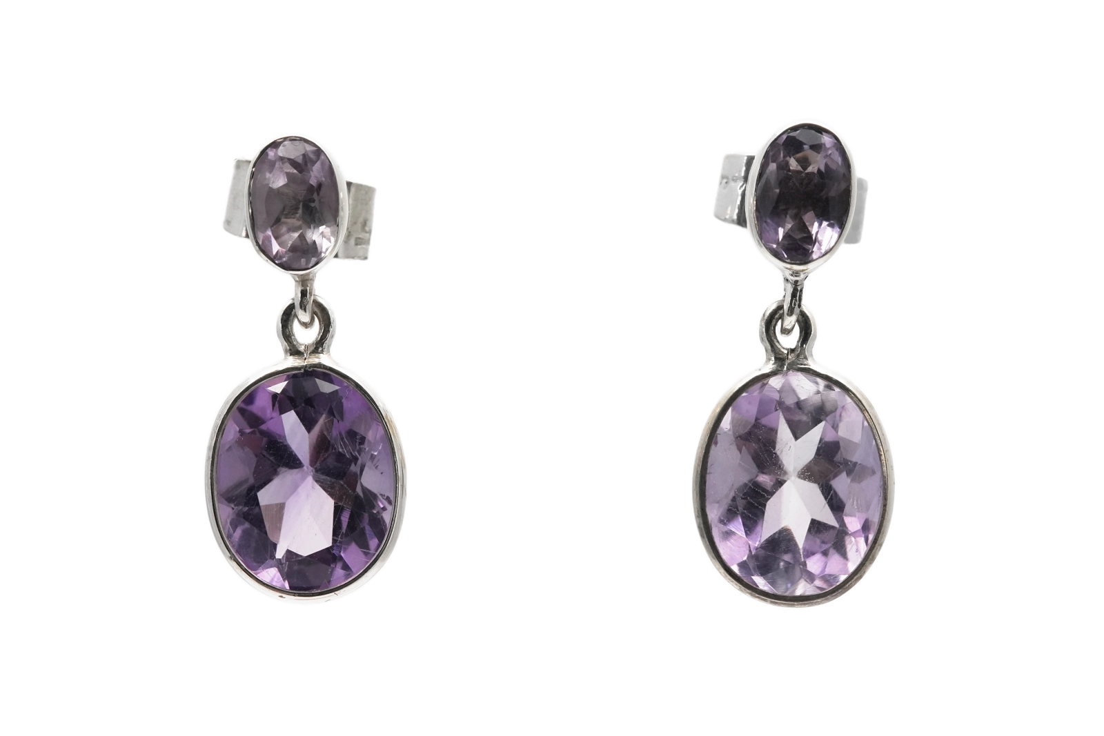 Boucles d'oreilles contemporaines en argent serties d'améthystes