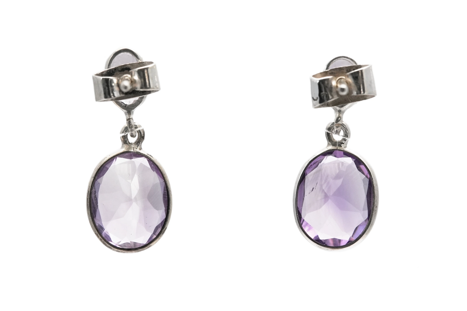 Boucles d'oreilles contemporaines en argent serties d'améthystes