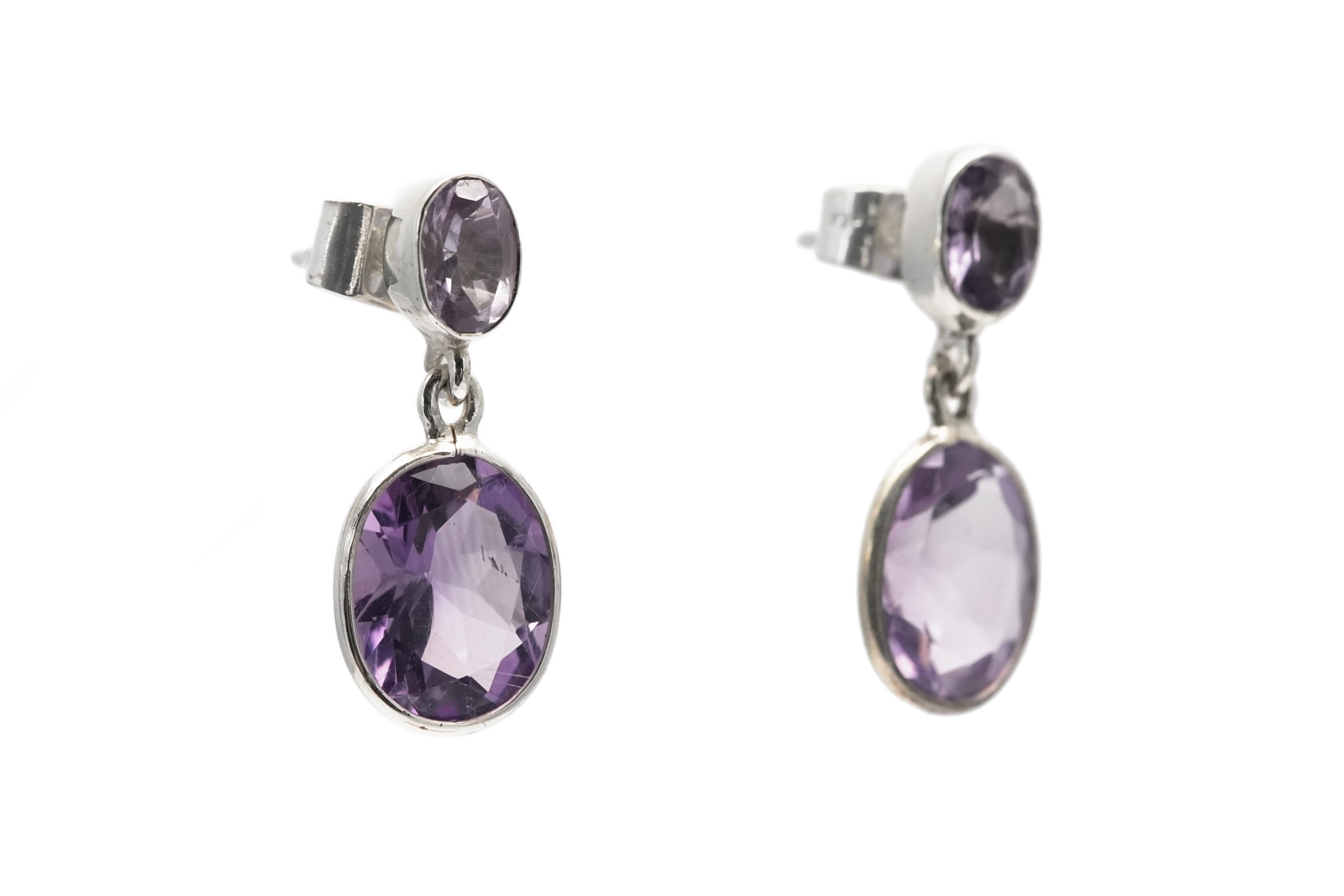 Boucles d'oreilles contemporaines en argent serties d'améthystes