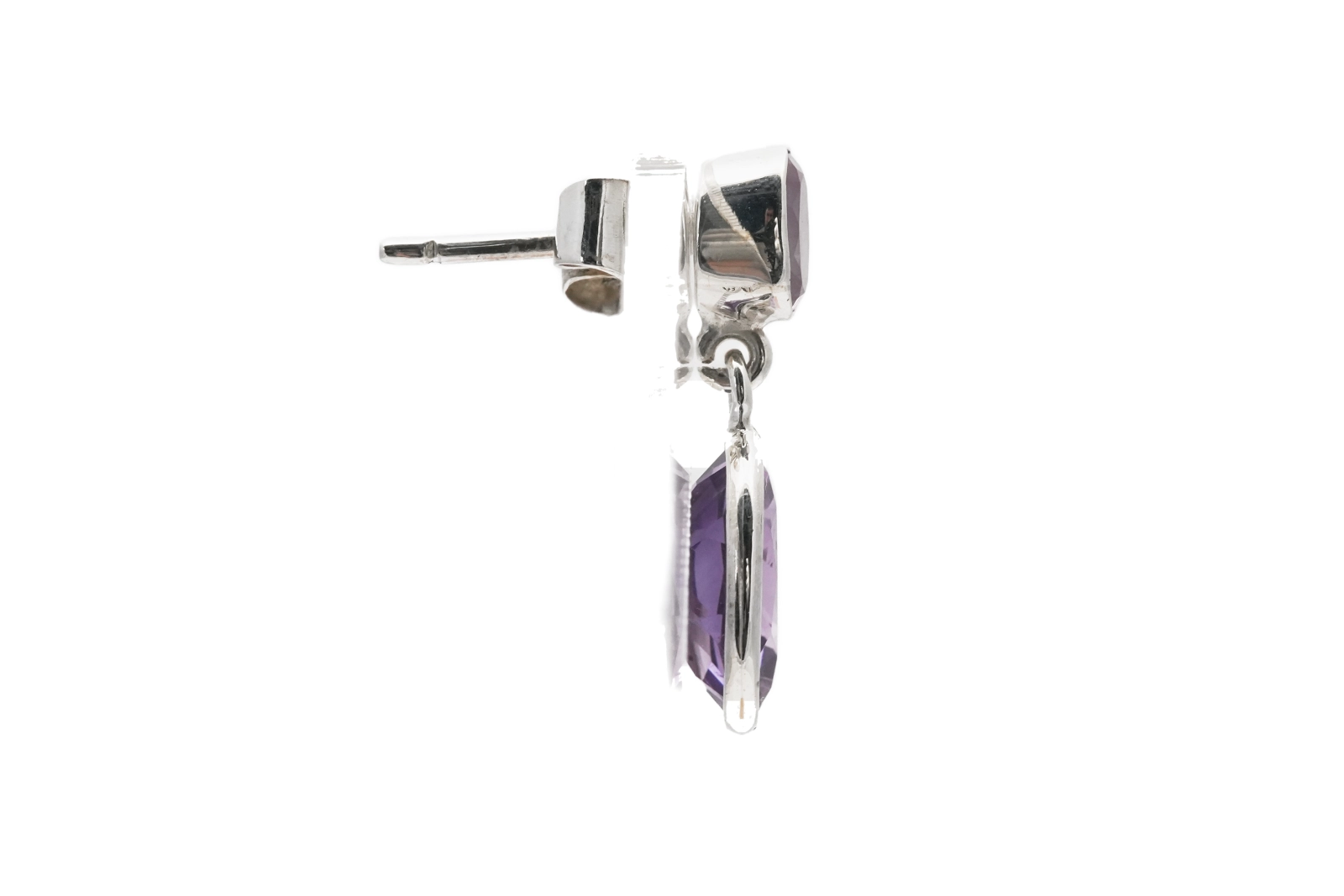 Boucles d'oreilles contemporaines en argent serties d'améthystes