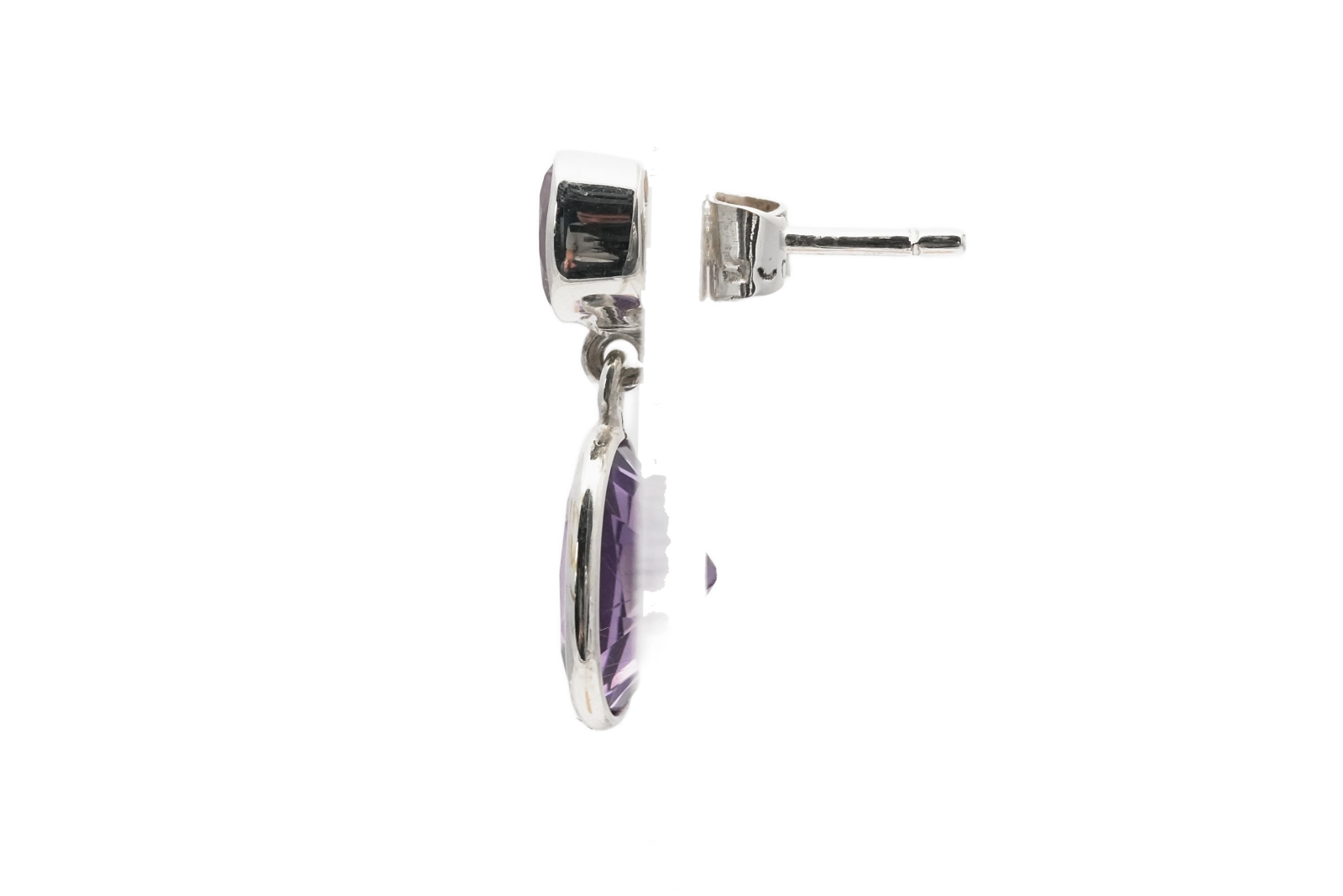 Boucles d'oreilles contemporaines en argent serties d'améthystes