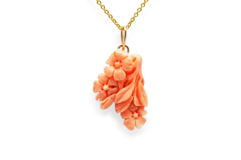 Pendentif Années 70 en or jaune 18 carats fait de motifs floraux en corail