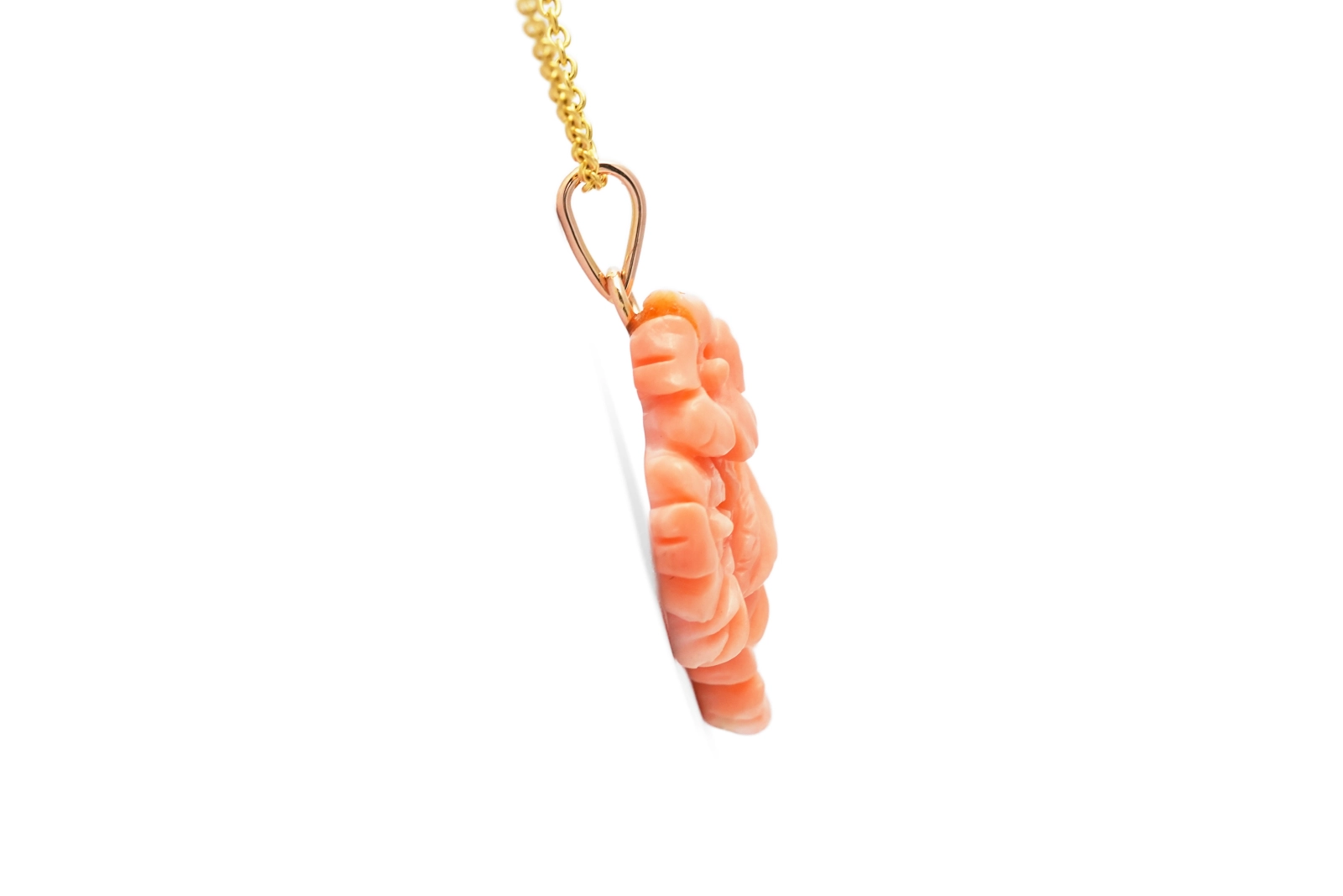 Pendentif Années 70 en or jaune 18 carats fait de motifs floraux en corail