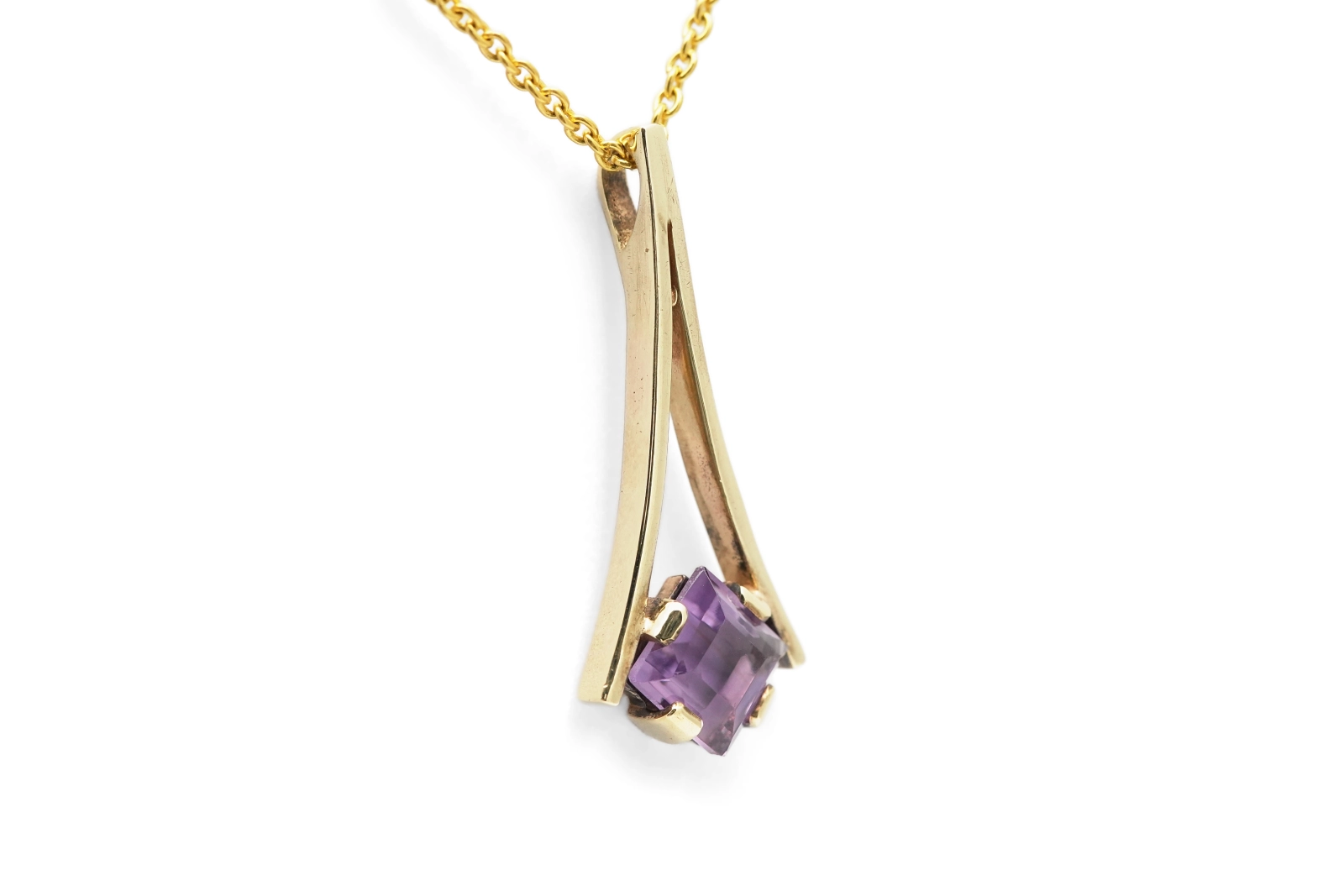 Pendentif Années 70 en or jaune 8 carats serti d'une améthyste