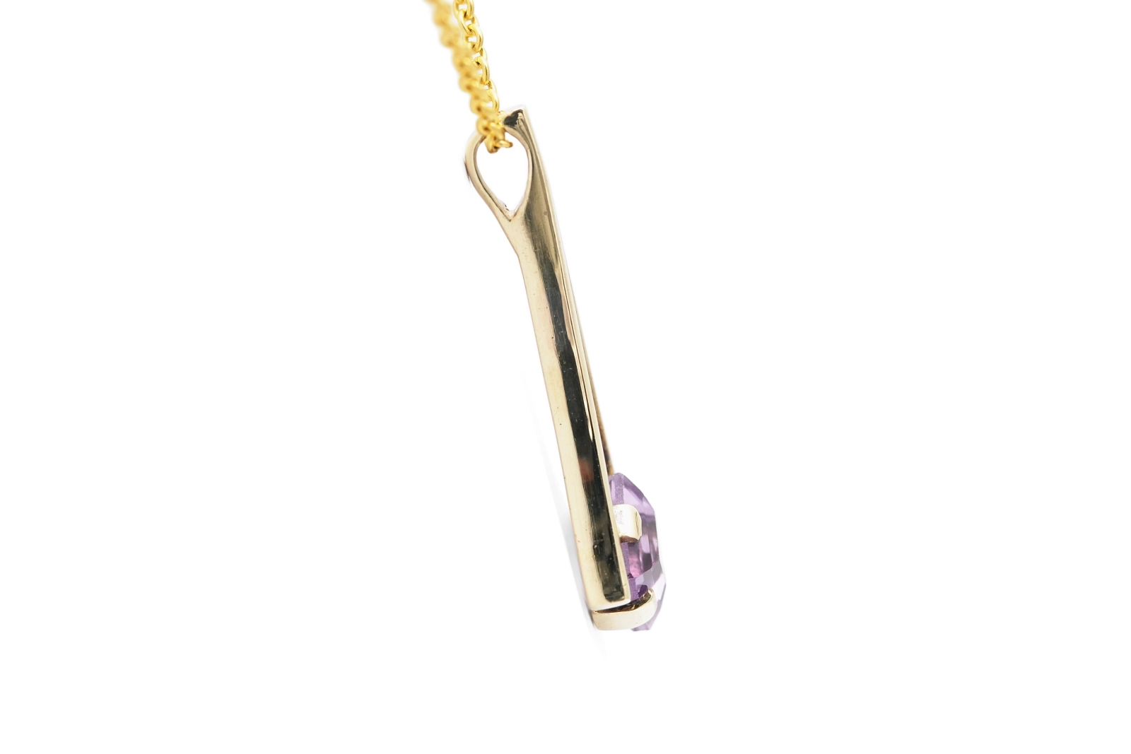 Pendentif Années 70 en or jaune 8 carats serti d'une améthyste