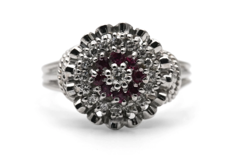 Bague Années 50 en or blanc 18 carats sertie de rubis et de diamants taille "brillant" (+- 0.26 ct)