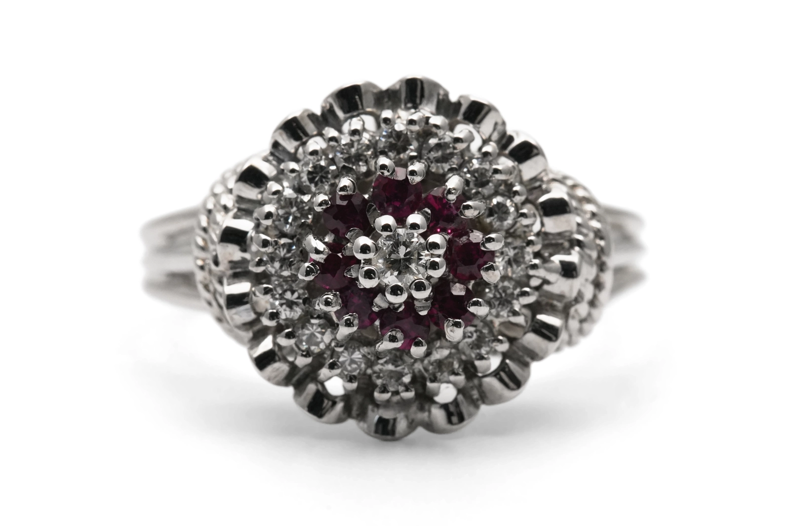 Bague Années 50 en or blanc 18 carats sertie de rubis et de diamants taille "brillant" (+- 0.26 ct)