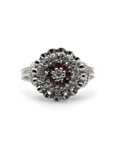 Bague Années 50 en or blanc 18 carats sertie de rubis et de diamants taille "brillant" (+- 0.26 ct)