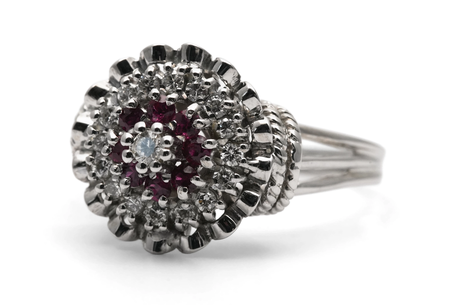 Bague Années 50 en or blanc 18 carats sertie de rubis et de diamants taille "brillant" (+- 0.26 ct)