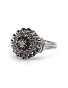 Bague Années 50 en or blanc 18 carats sertie de rubis et de diamants taille "brillant" (+- 0.26 ct)