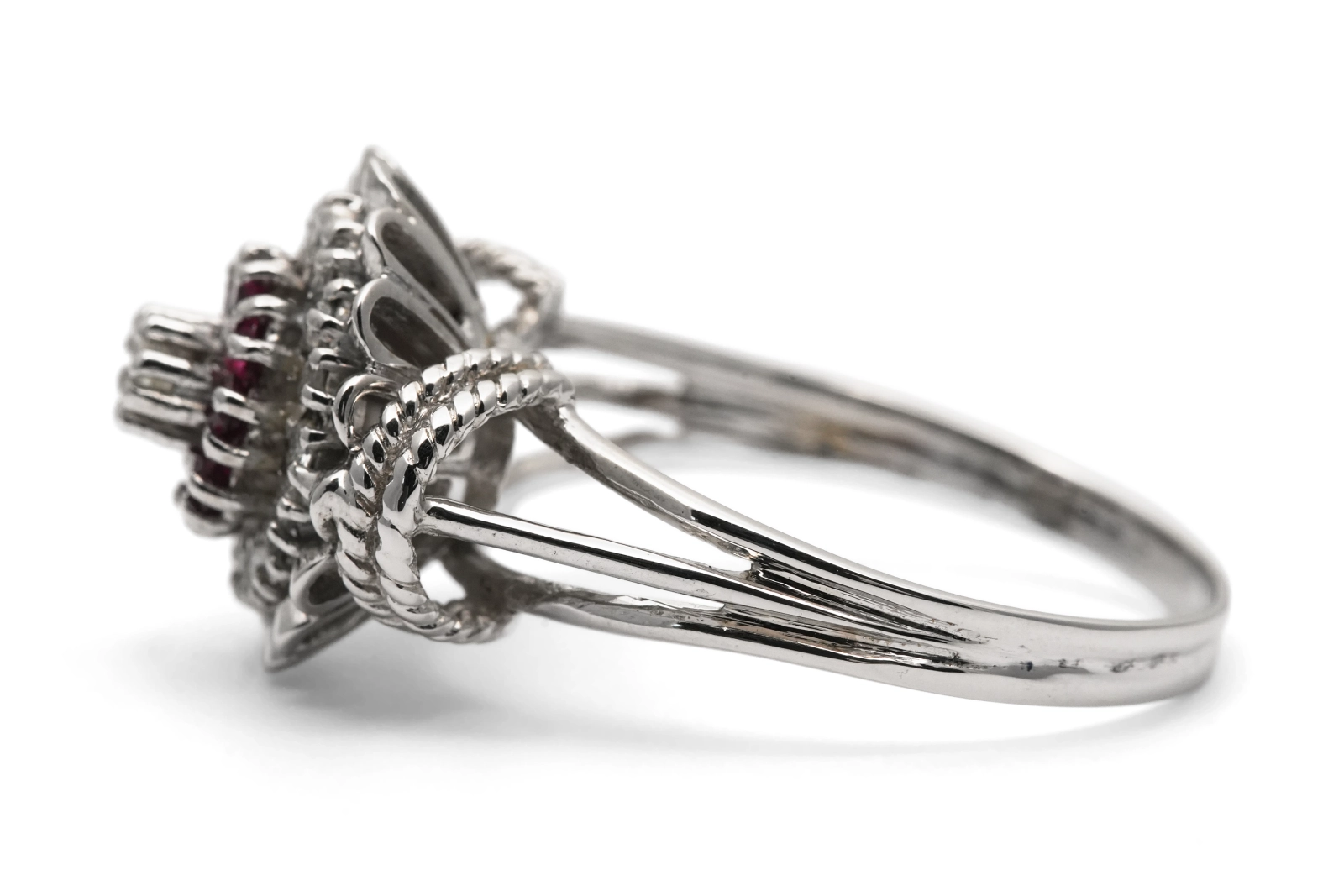 Bague Années 50 en or blanc 18 carats sertie de rubis et de diamants taille "brillant" (+- 0.26 ct)