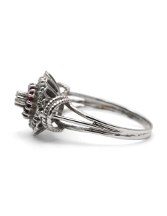 Bague Années 50 en or blanc 18 carats sertie de rubis et de diamants taille "brillant" (+- 0.26 ct)