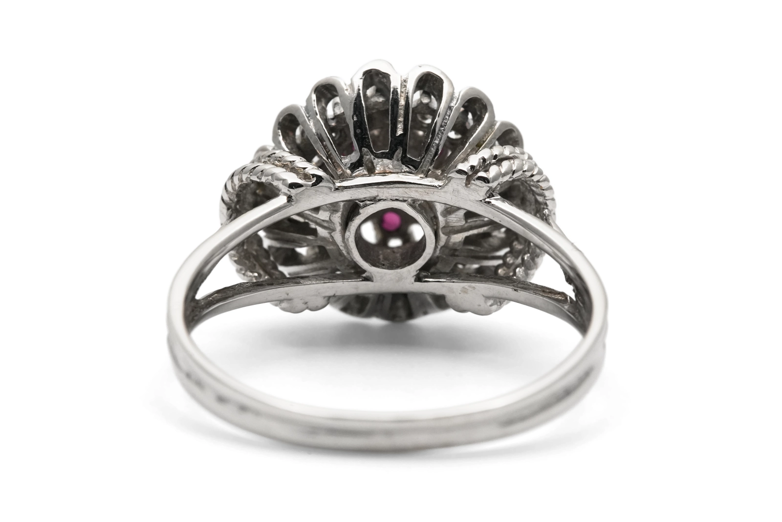 Bague Années 50 en or blanc 18 carats sertie de rubis et de diamants taille "brillant" (+- 0.26 ct)