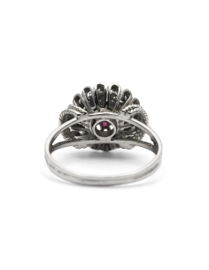 Bague Années 50 en or blanc 18 carats sertie de rubis et de diamants taille "brillant" (+- 0.26 ct)