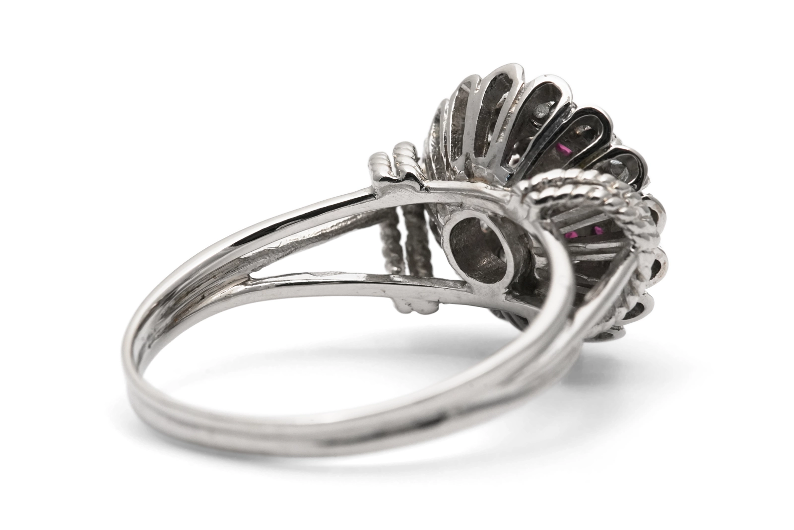 Bague Années 50 en or blanc 18 carats sertie de rubis et de diamants taille "brillant" (+- 0.26 ct)