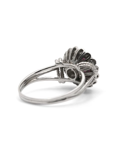 Bague Années 50 en or blanc 18 carats sertie de rubis et de diamants taille "brillant" (+- 0.26 ct)