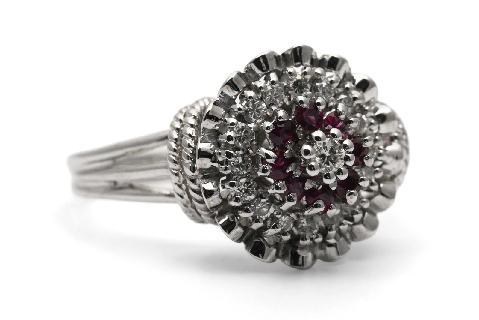 Bague Années 50 en or blanc 18 carats sertie de rubis et de diamants taille "brillant" (+- 0.26 ct)