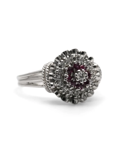 Bague Années 50 en or blanc 18 carats sertie de rubis et de diamants taille "brillant" (+- 0.26 ct)