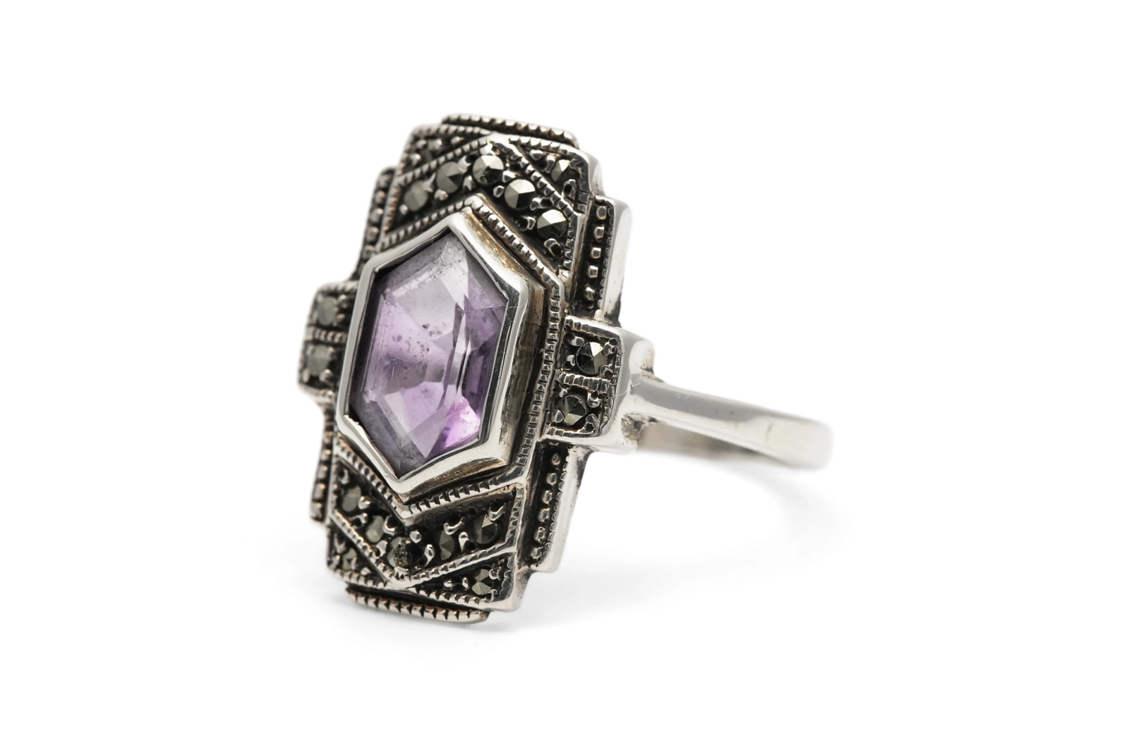 Bague contemporaine en argent 925 sertie d'une améthyste et de marcassites