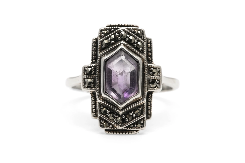 Bague contemporaine en argent 925 sertie d'une améthyste et de marcassites