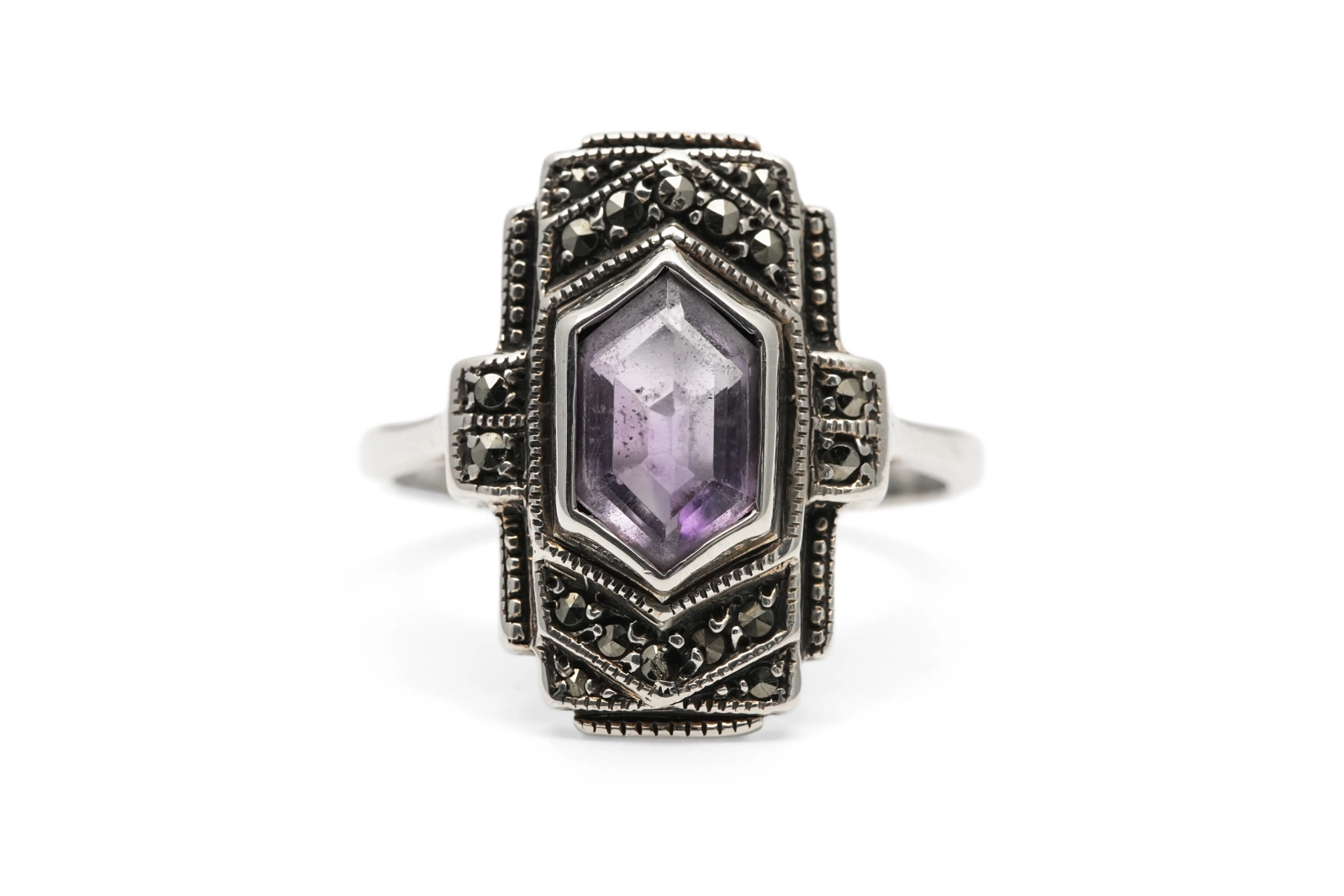 Bague contemporaine en argent 925 sertie d'une améthyste et de marcassites