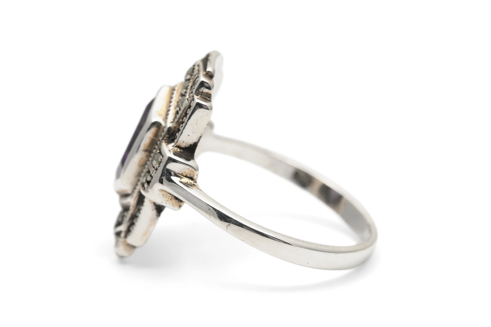 Bague contemporaine en argent 925 sertie d'une améthyste et de marcassites