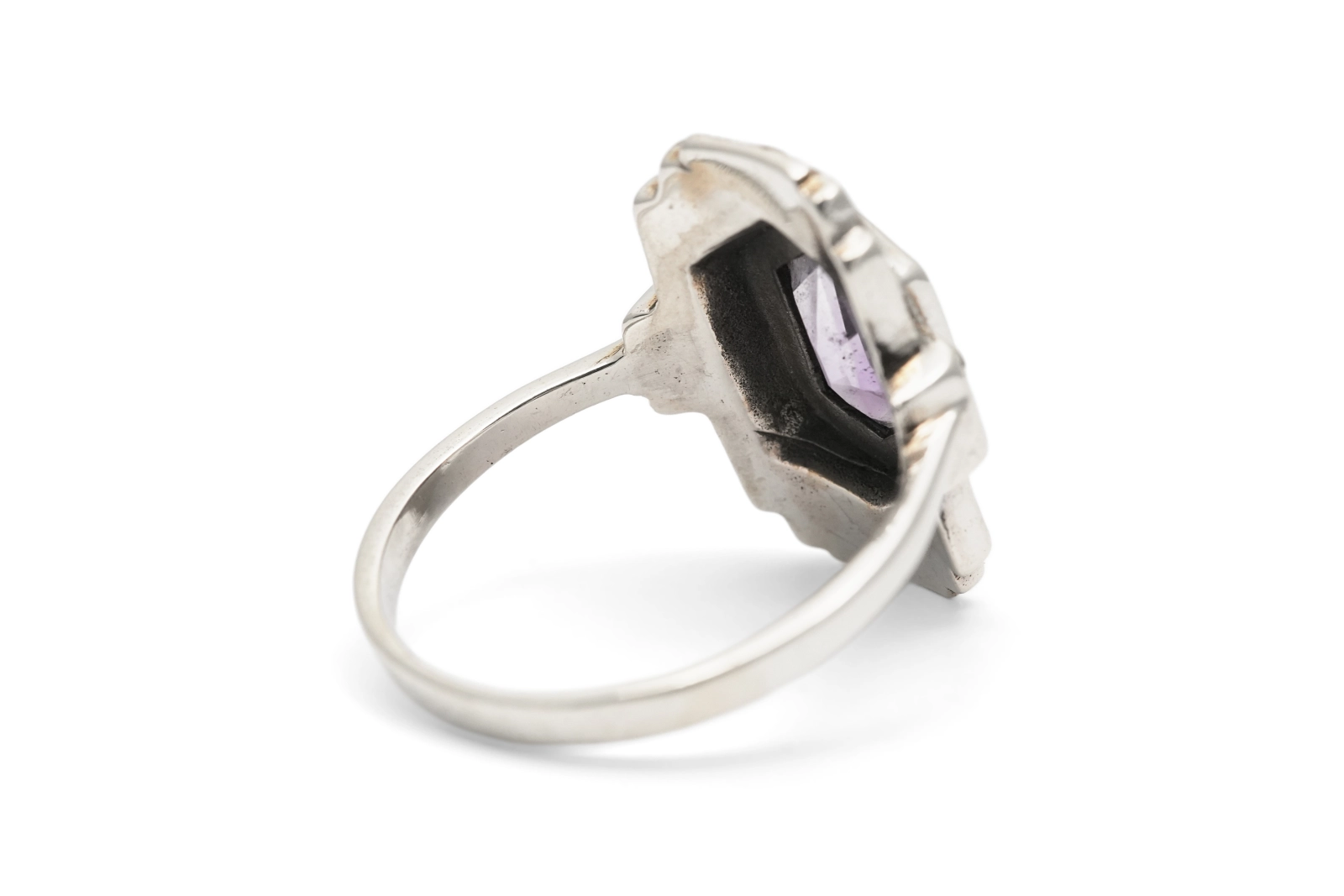 Bague contemporaine en argent 925 sertie d'une améthyste et de marcassites