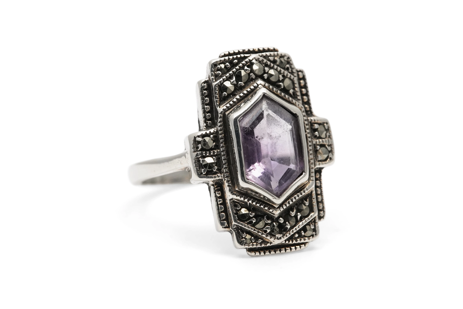 Bague contemporaine en argent 925 sertie d'une améthyste et de marcassites