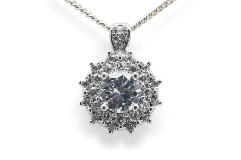 Pendentif contemporain en argent 925 serti de zirconiums