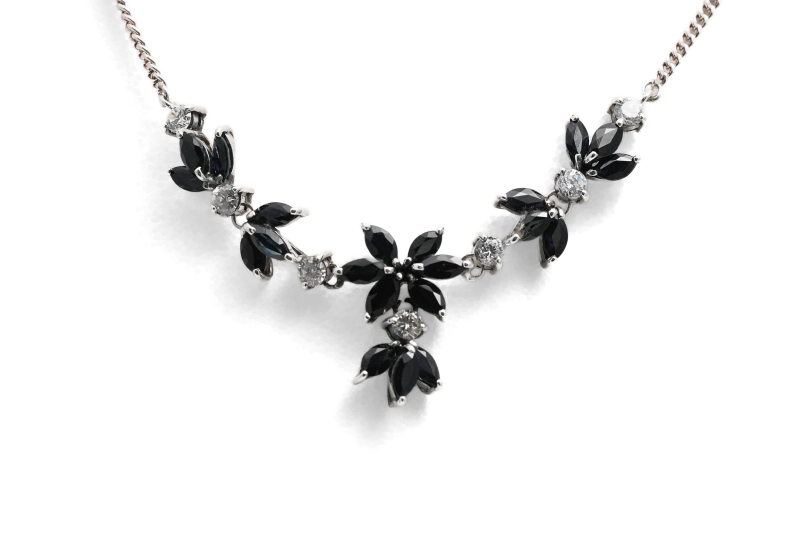 Collier Années 70 en argent serti de saphirs et de zirconiums