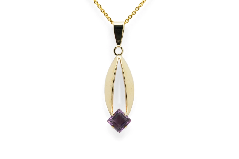 Pendentif Années 70 en or jaune 8 carats serti d'une améthyste