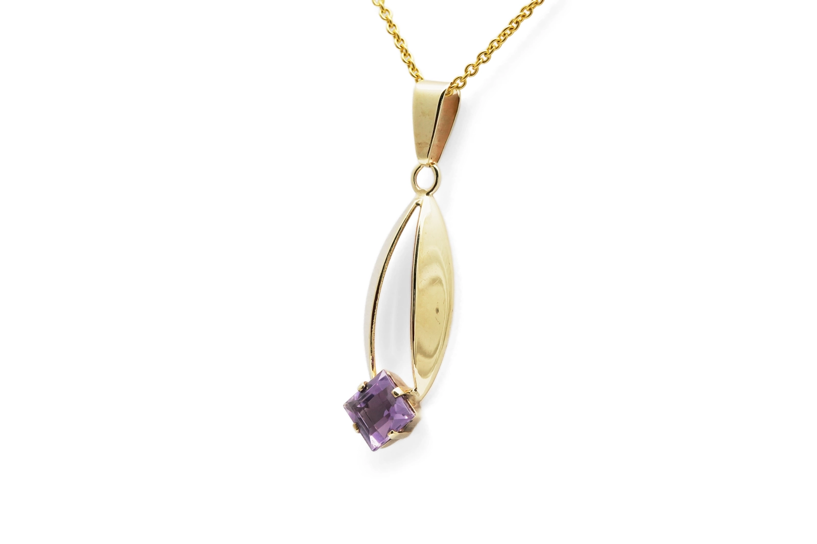 Pendentif Années 70 en or jaune 8 carats serti d'une améthyste