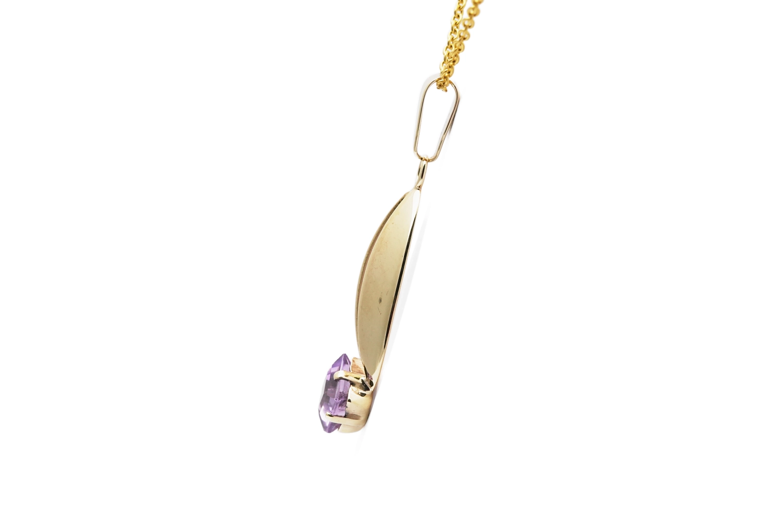 Pendentif Années 70 en or jaune 8 carats serti d'une améthyste
