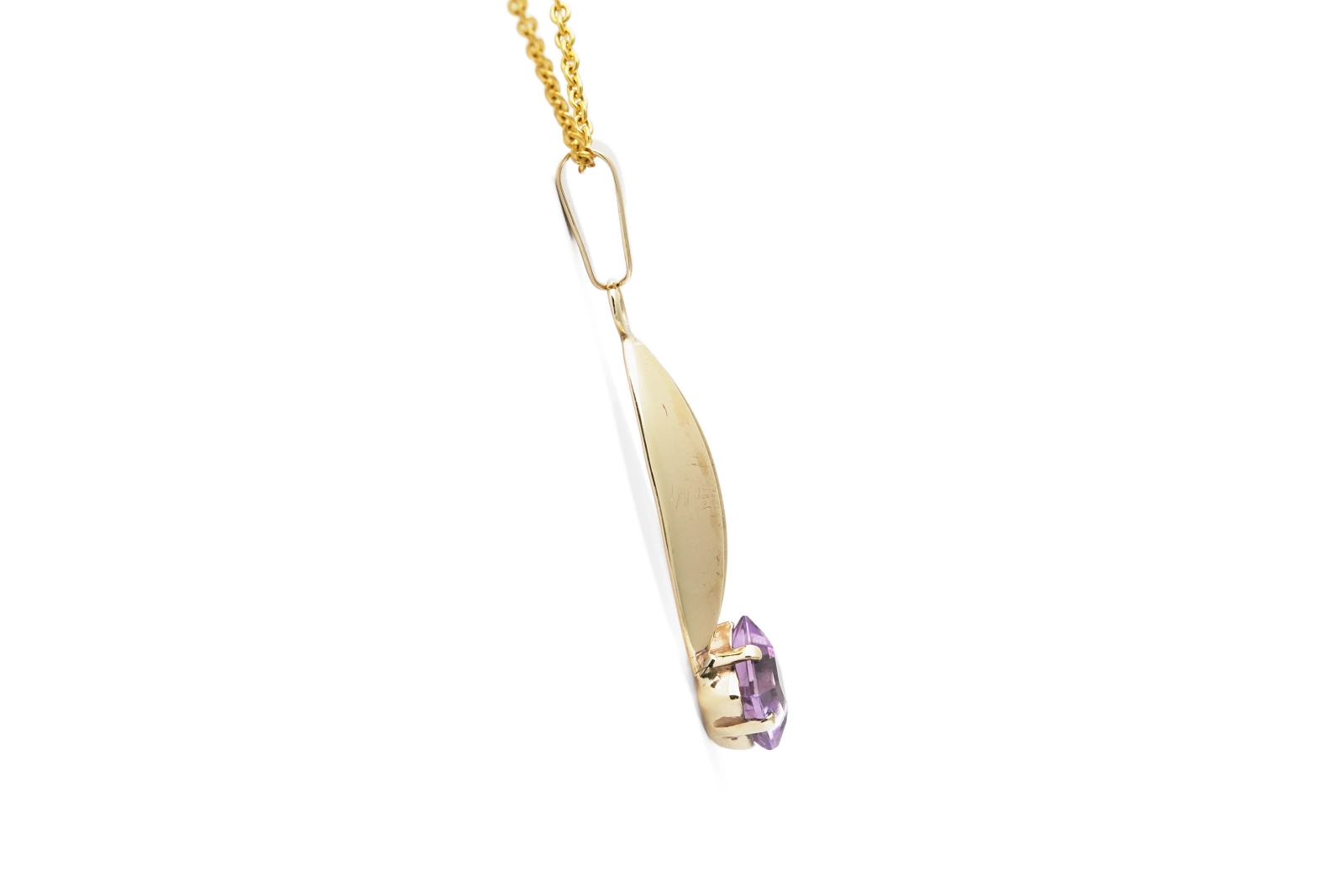 Pendentif Années 70 en or jaune 8 carats serti d'une améthyste