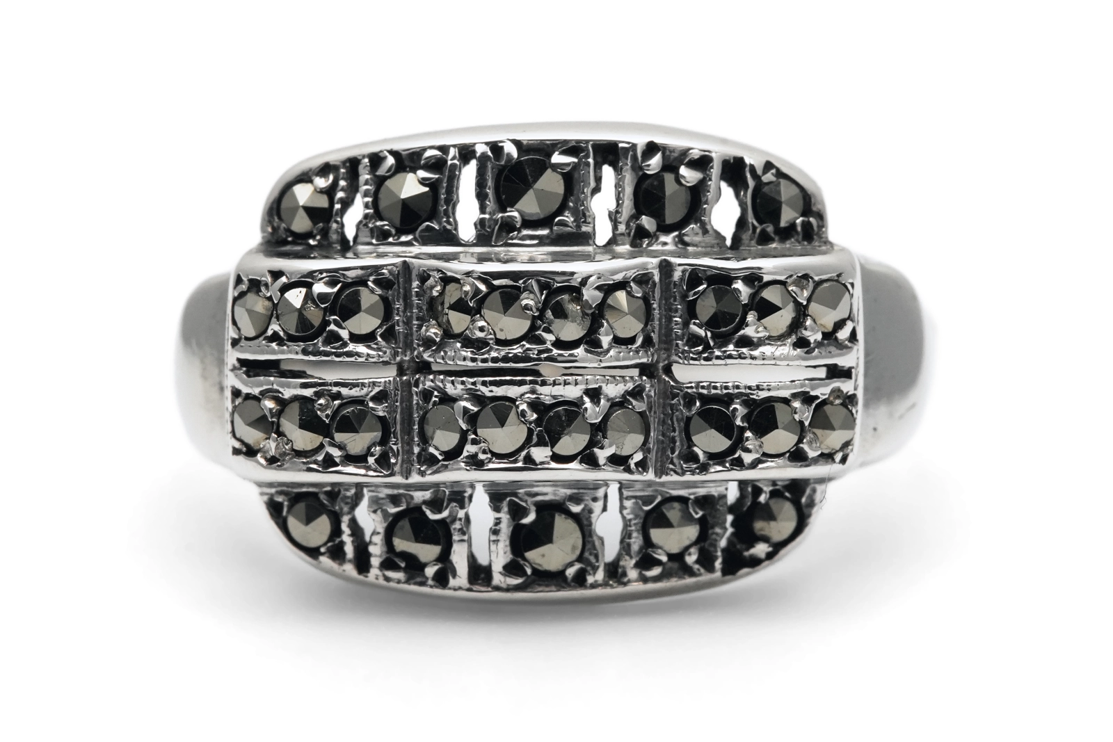 Bague Art Déco en argent sertie de marcassites