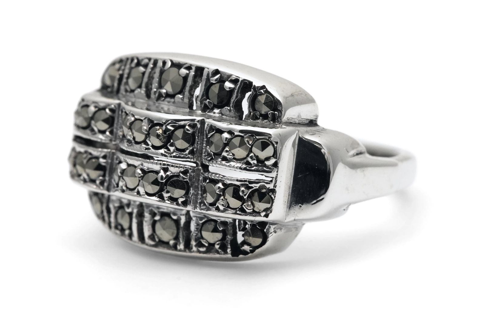 Bague Art Déco en argent sertie de marcassites