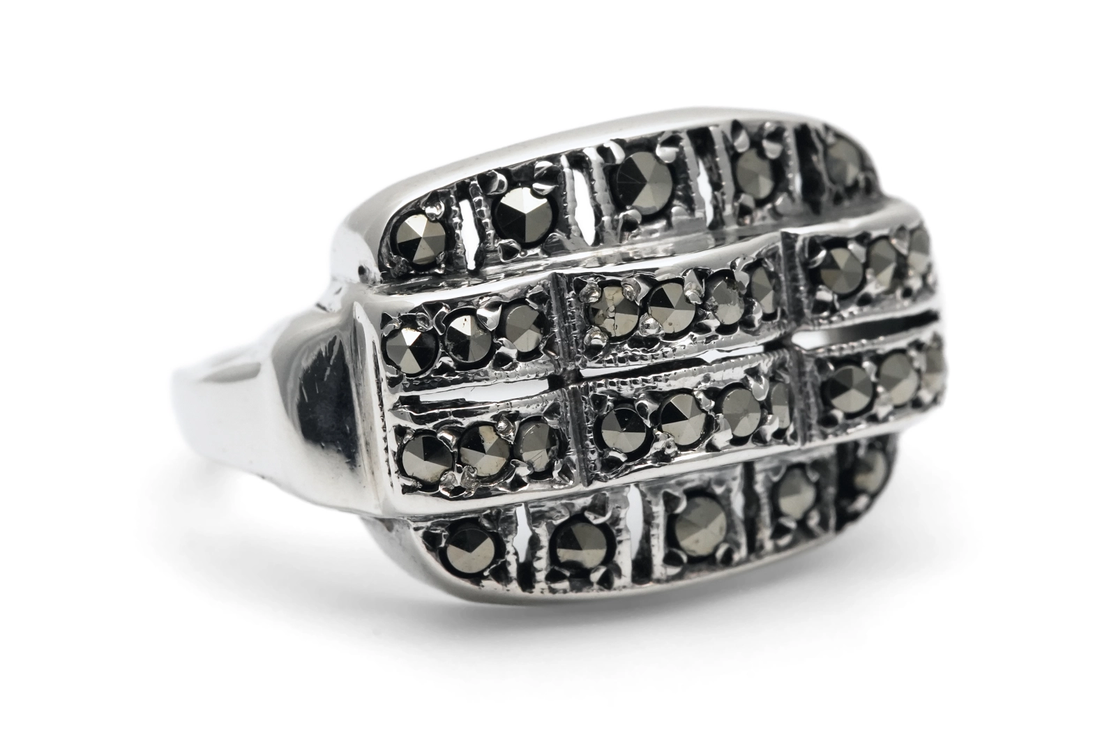 Bague Art Déco en argent sertie de marcassites