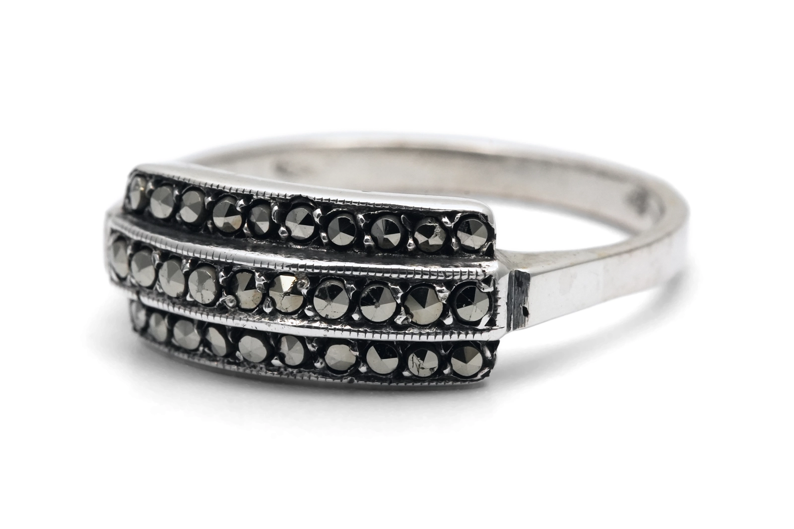 Bague Art Déco en argent sertie de marcassites