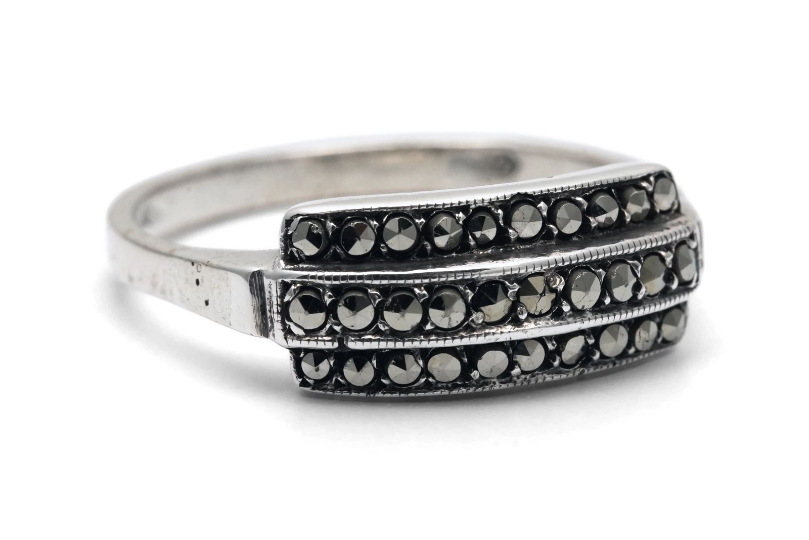 Bague Art Déco en argent sertie de marcassites