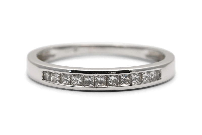 Alliance américaine contemporaine en or blanc 18 carats sertie de diamants taille "princesse" (+- 0.27 ct)