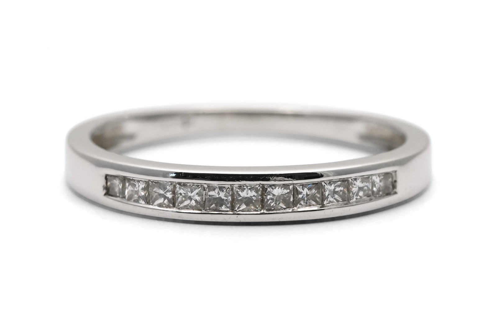Alliance américaine contemporaine en or blanc 18 carats sertie de diamants taille "princesse" (+- 0.27 ct)