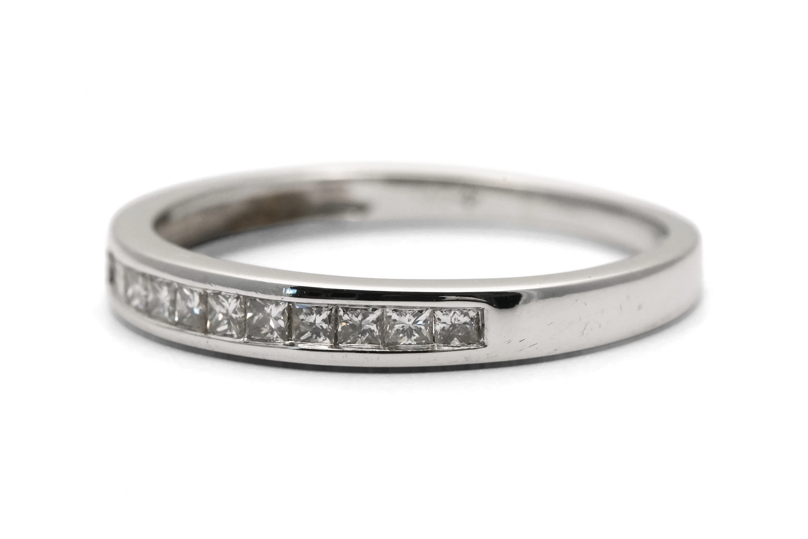 Alliance américaine contemporaine en or blanc 18 carats sertie de diamants taille "princesse" (+- 0.27 ct)