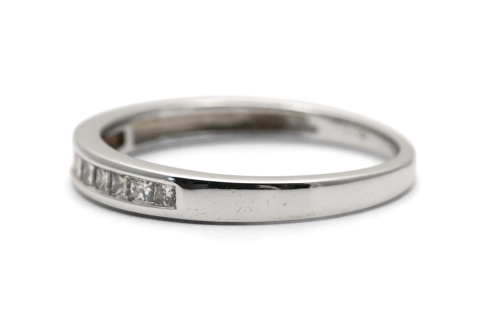 Alliance américaine contemporaine en or blanc 18 carats sertie de diamants taille "princesse" (+- 0.27 ct)