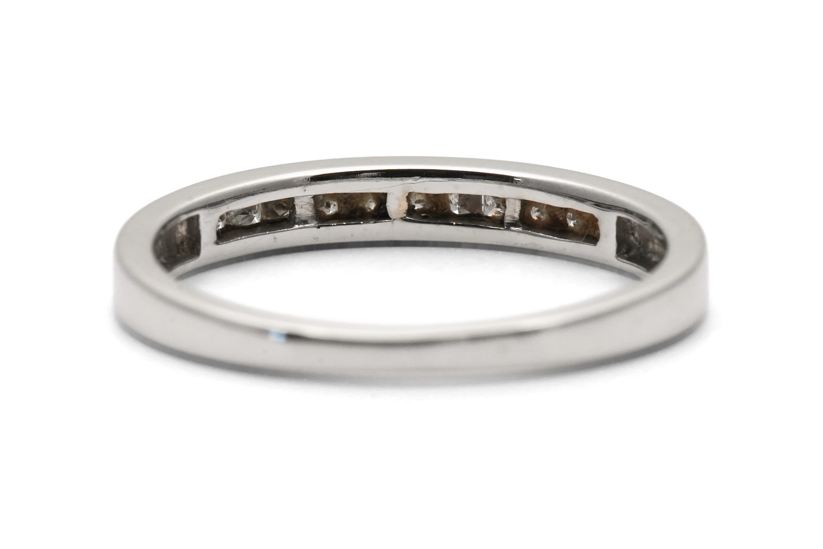 Alliance américaine contemporaine en or blanc 18 carats sertie de diamants taille "princesse" (+- 0.27 ct)