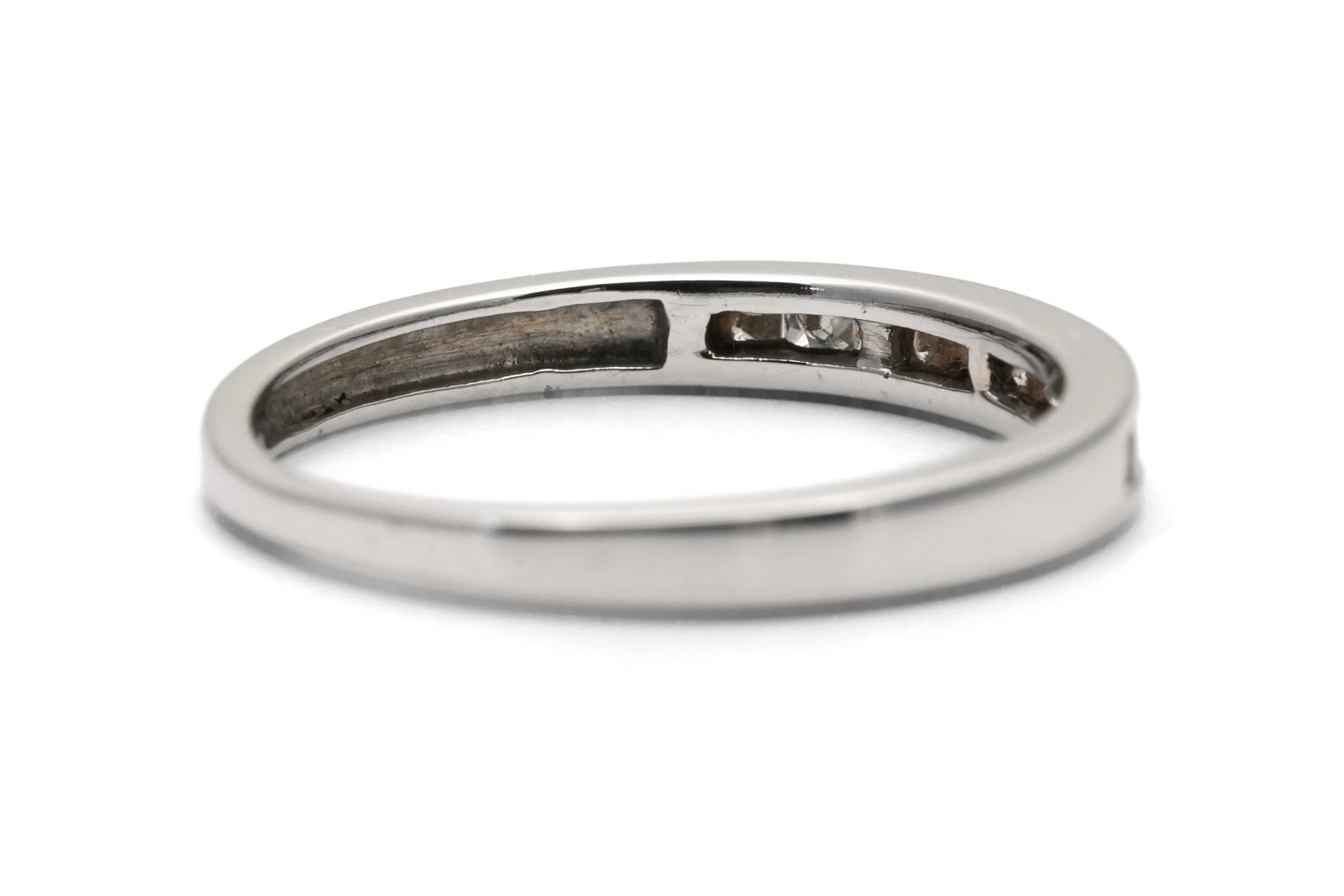 Alliance américaine contemporaine en or blanc 18 carats sertie de diamants taille "princesse" (+- 0.27 ct)