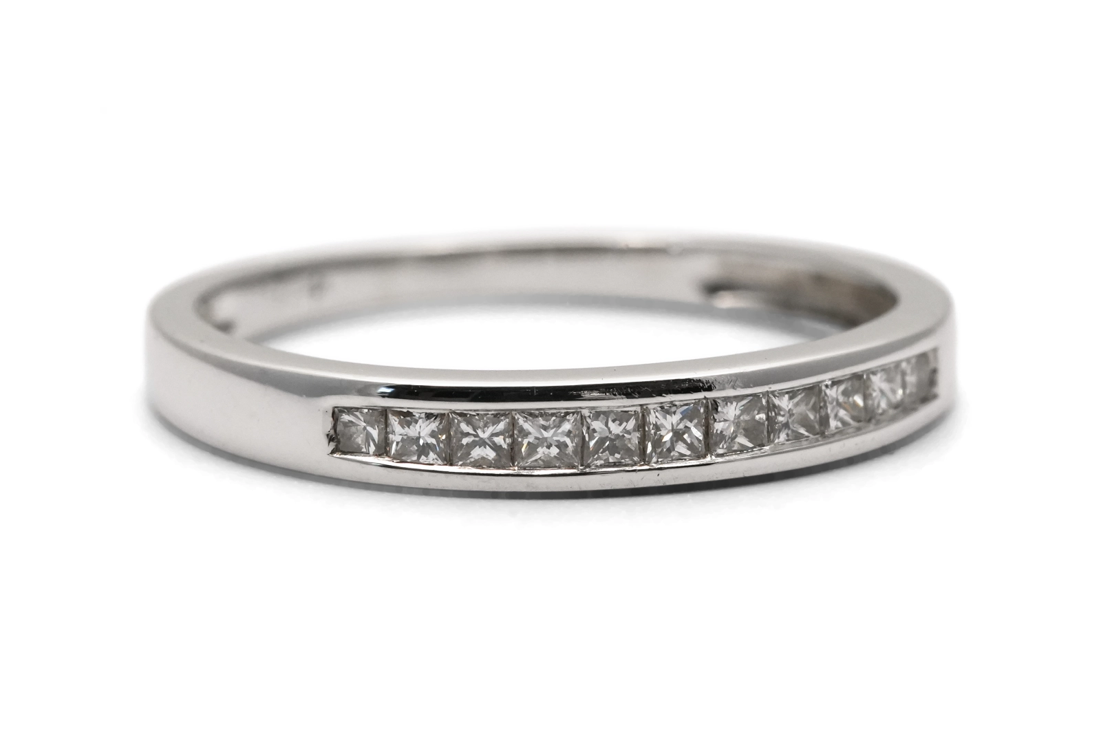 Alliance américaine contemporaine en or blanc 18 carats sertie de diamants taille "princesse" (+- 0.27 ct)