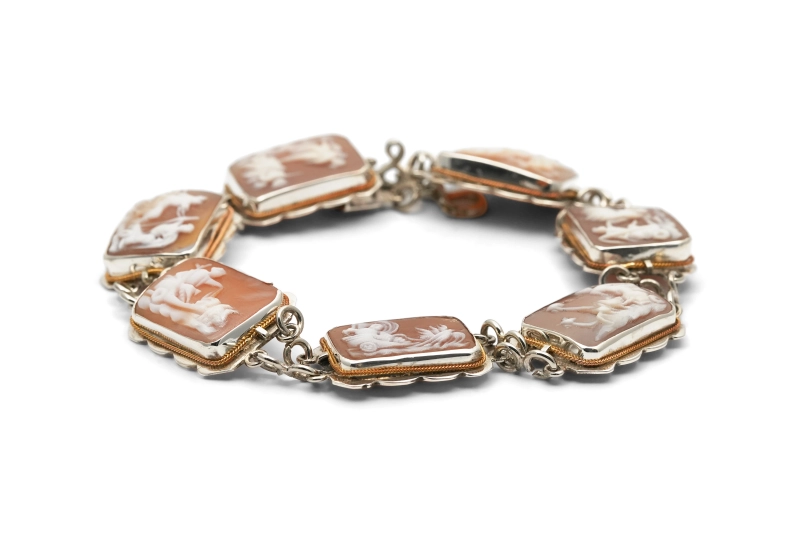 Bracelet Années 70 en argent 800 serti de camées